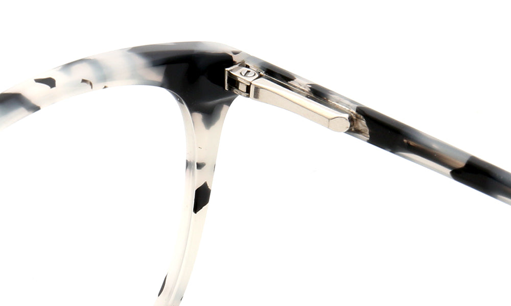 Hinge of tortoise patterned eyeglasses for women