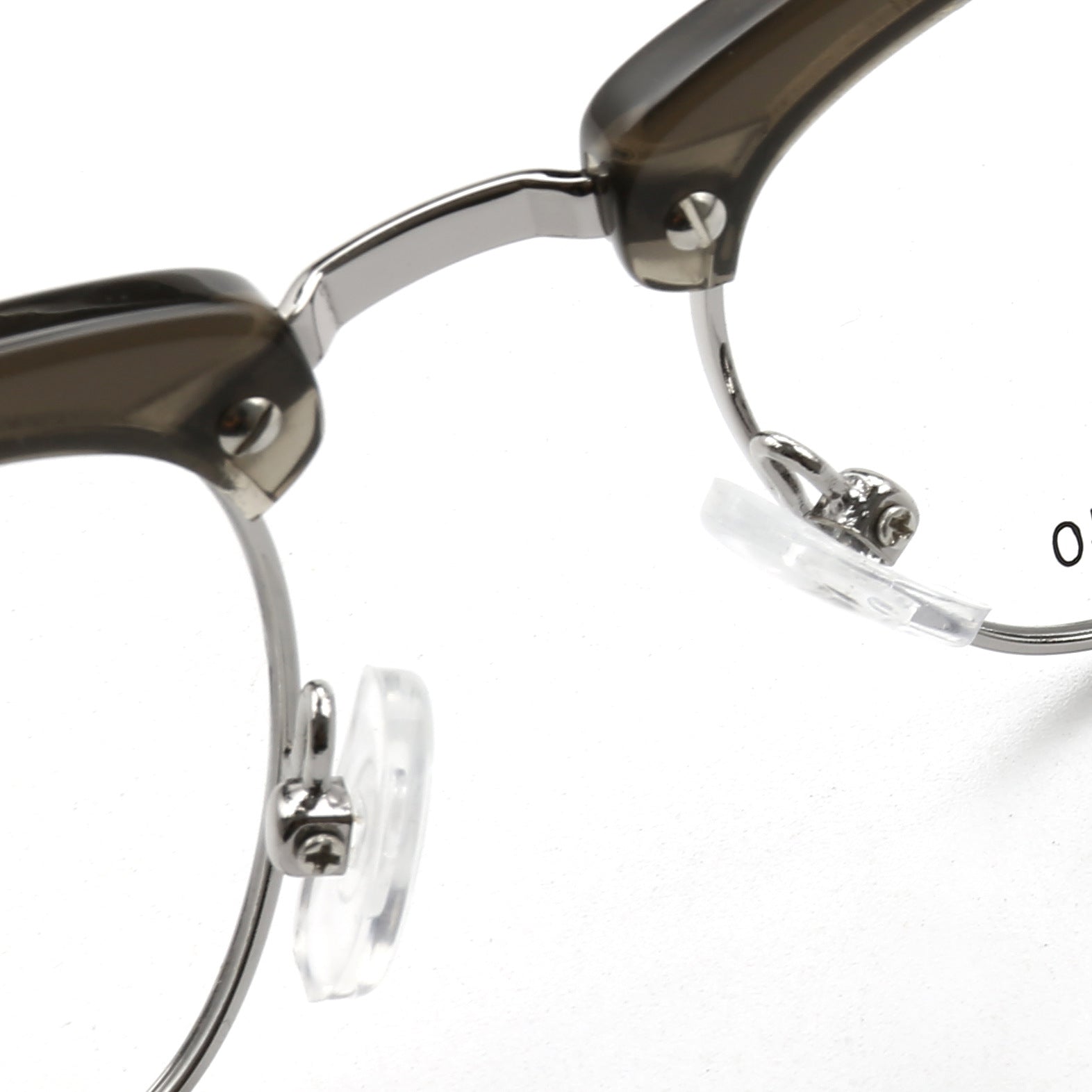 Nose pads of acetate and metal eyeglasses