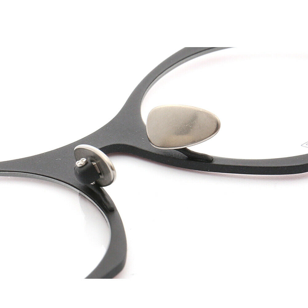 Nose pads of round black titanium eyeglasses